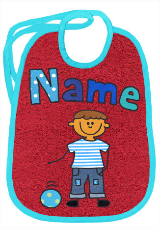 Fröhlicher Knabe auf bordeaux